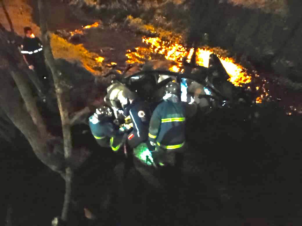 Carro com 7 pessoas capota e cai dentro de rio em parque de Guarapuava