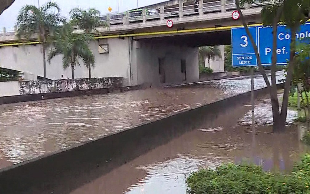 Alagamento na altura da Ponte Atílio Fontana, na Marginal Tietê — Foto: Reprodução/TV Globo
