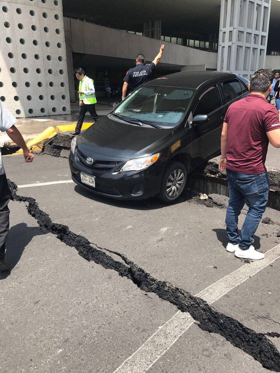 Terremoto rachou asfalto na região do aeroporto na Cidade do México