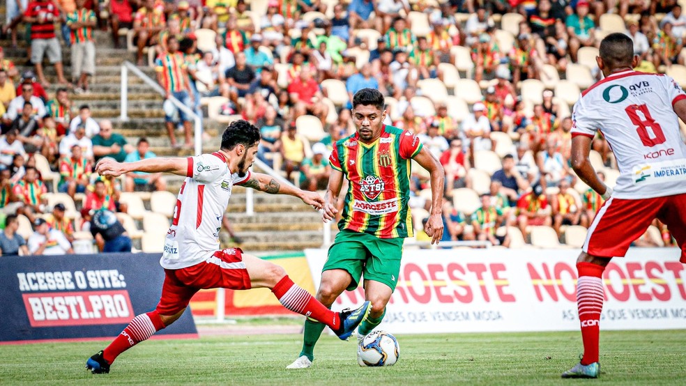 Imperatriz (de branco e vermelho) venceu o Sampaio CorrÃªa e ficou com a terceira posiÃ§Ã£o do Grupo A â€” Foto: Lucas Almeida / Sampaio CorrÃªa