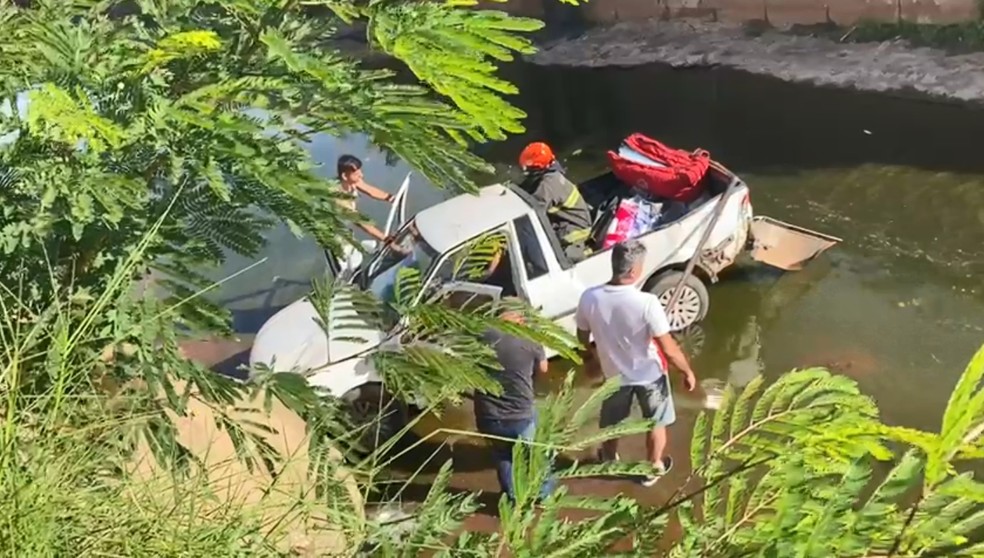 Jovem caiu com veículo dentro de córrego em Birigui  — Foto: Arquivo pessoal 