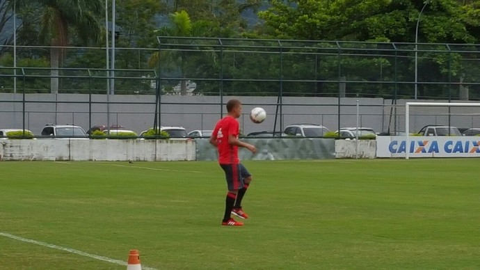 Novo reforço do Flamengo, Cuéllar aparece na Gávea e mostra habilidade