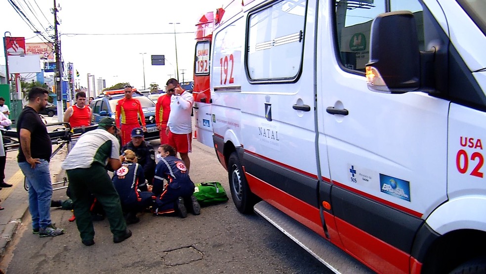 Frentista foi atropelado na Avenida Engenheiro Roberto Freire, na Zona Sul da capital potiguar — Foto: Tom Guedes/Inter TV Cabugi