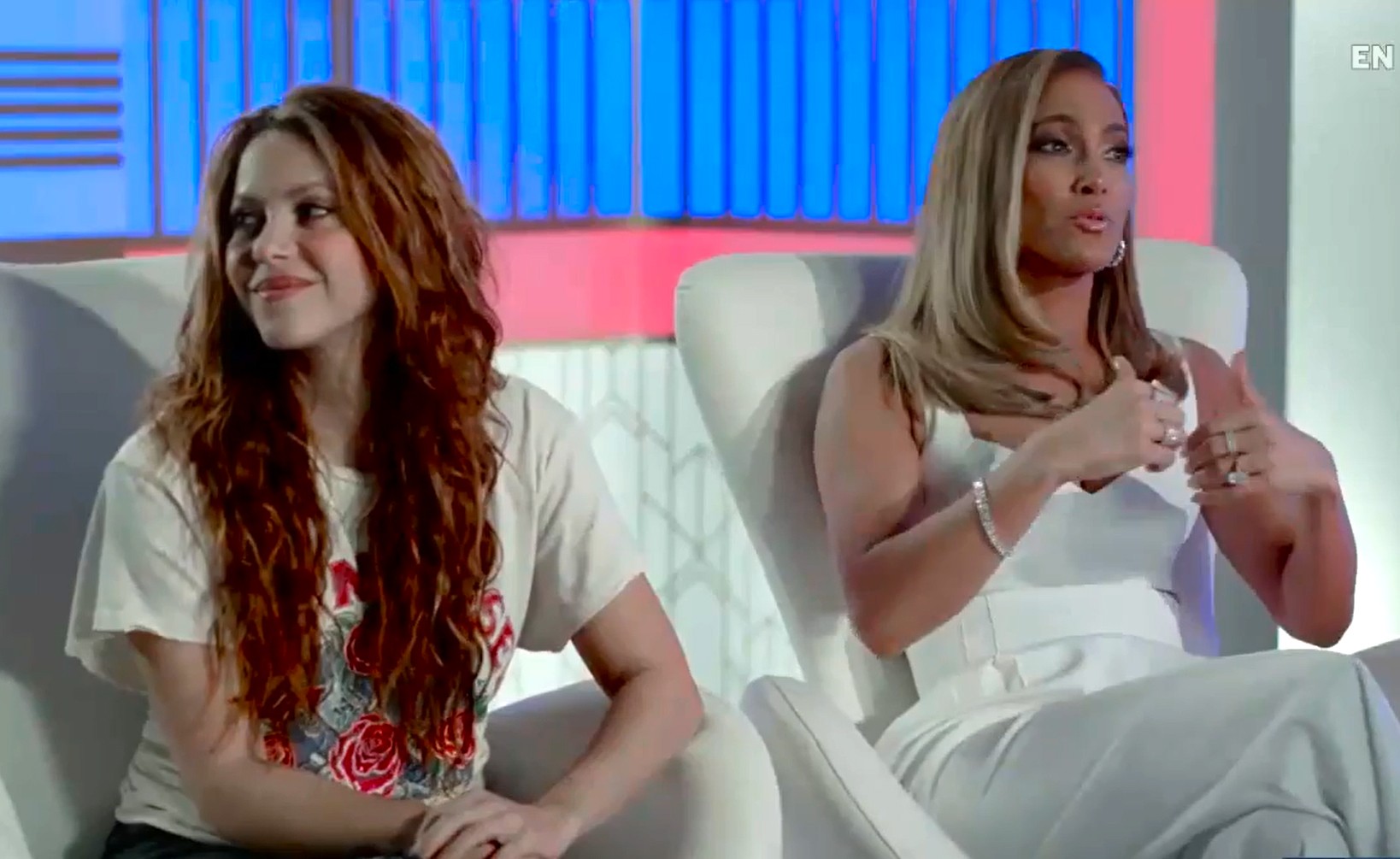 Shakira e Jennifer Lopez em entrevista da época em que se apresentaram no Super Bowl (Foto: reprodução)