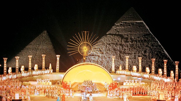 A ópera Aida, produzida por Oliva, em Luxor, no Egito, com Plácido Domingo, em 1992 (Foto: Divulgação)