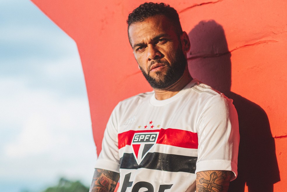 Daniel Alves novo uniforme do São Paulo — Foto: Divulgação