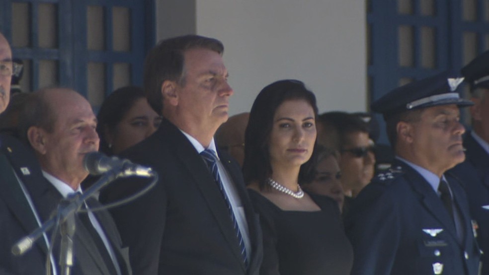 Presidente Jair Bolsonaro e a primeira-dama durante formatura na escola da aeronÃ¡utica em GuaratinguetÃ¡, SP â€” Foto: Luiz Big/ TV Vanguarda