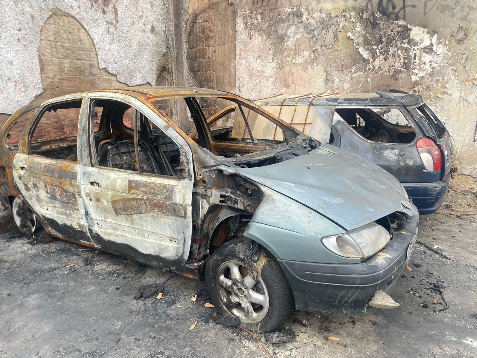 Dois carros incendiados na Rua Barão de São Francisco — Foto: Vittoria Alves/Agência O Globo