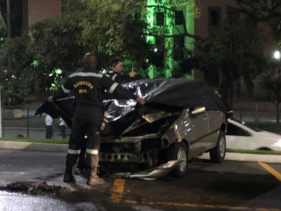 Carro pegou fogo no estacionamento de shopping no ES (Foto: Rodrigo Maia/TV Gazeta)