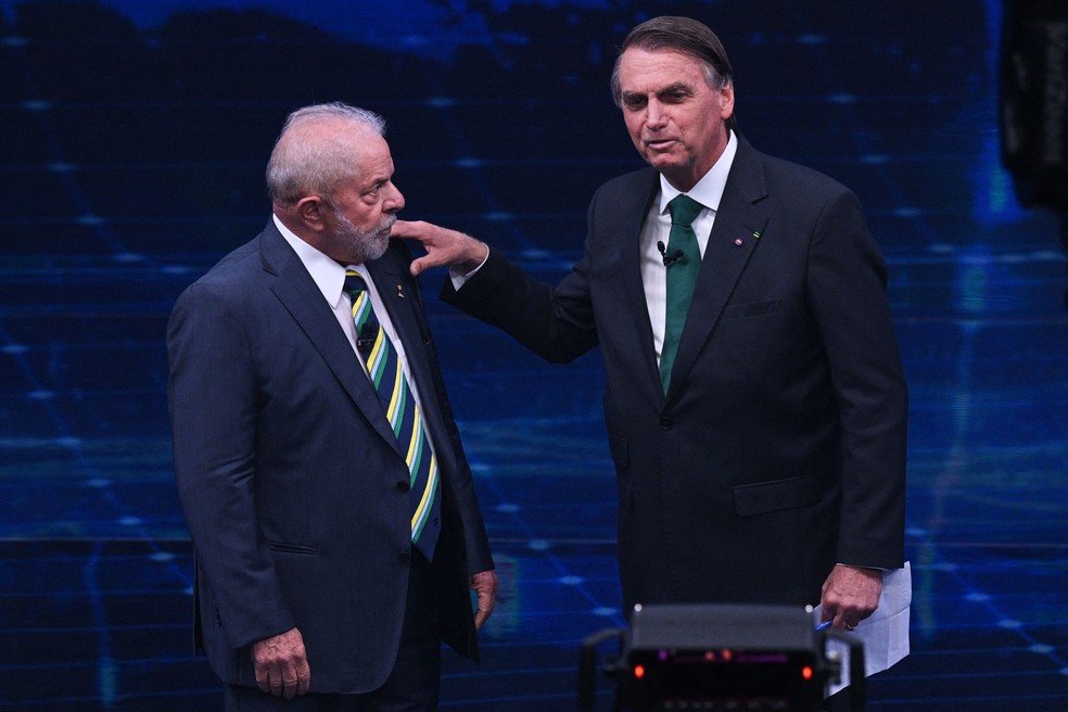Lula e Bolsonaro, durante debate na Bandeirantes — Foto: NELSON ALMEIDA / AFP