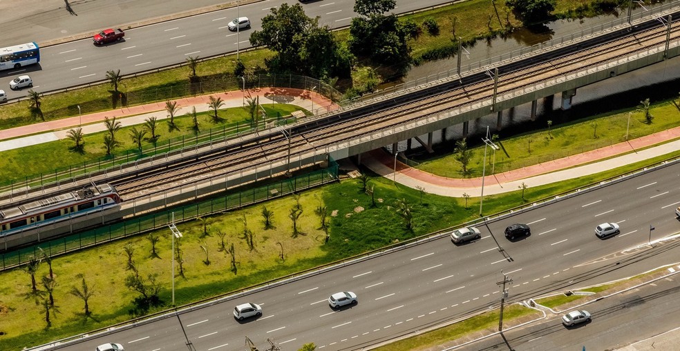 Paisagismo no entorno da linha do metrô de salvador incluiu recuperação de lagoas (Foto: Divulgação CCR Metrô Bahia)