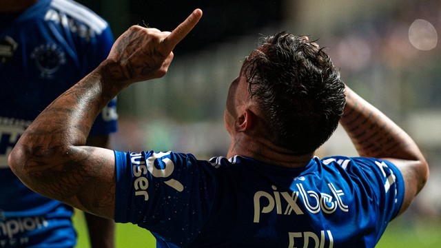 Edu, do Cruzeiro, comemora gol diante do Náutico