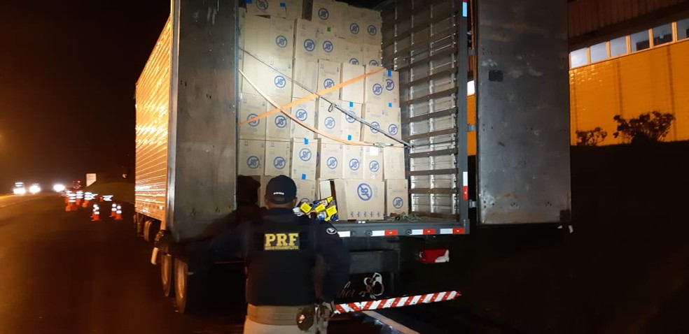 Policiais rodovi&aacute;rios encontraram cerca de 400 mil ma&ccedil;os de cigarros roubados &mdash; Foto: Divulga&ccedil;&atilde;o/PRF