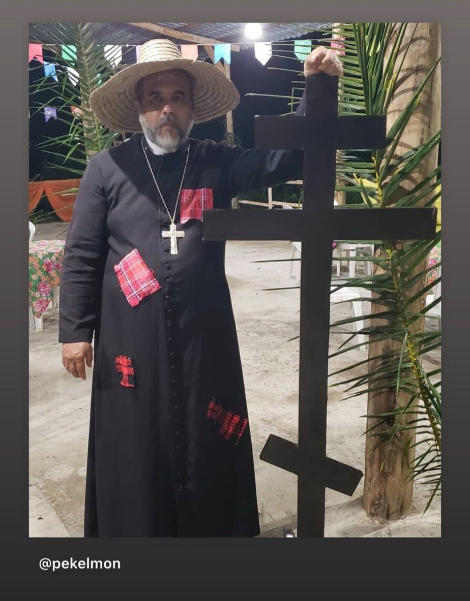 Padre Kelmon fantasiado de padre de festa junina