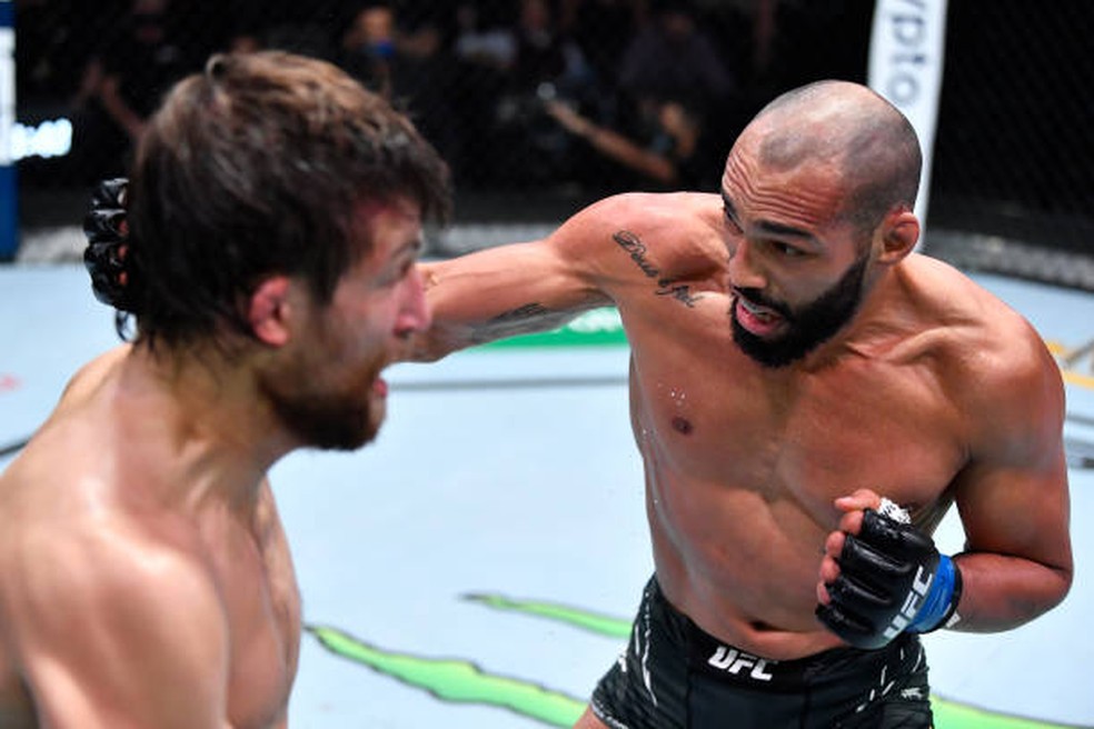 Bruno Blindado venceu Andrew Sanchez por nocaute aos 2m35s do R3 � Foto: Getty Images