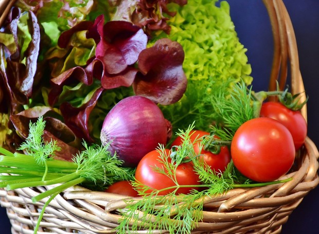 As frutas, legumes e verduras característicos do verão são ricos em vitamina C e água, a fim de promover a hidratação do organismo (Foto: Pixabay / Creative Commons)