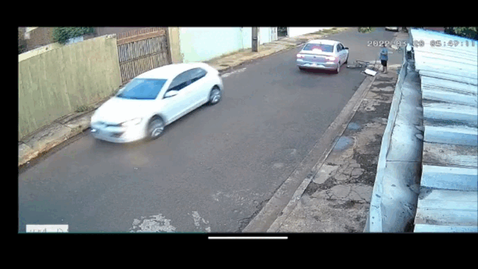 VÍDEO: adolescente cai em bueiro sem tampa há 3 meses: 'alguém tem que tomar uma providência', diz morador