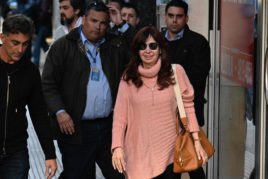 Cristina Kirchner, vice-presidente da Argentina, sai de casa pela primeira vez após tentativa de magnicídio