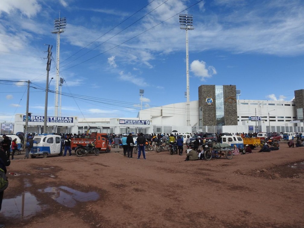 Arredores do estádio em Juliaca — Foto: Eduardo Rodrigues