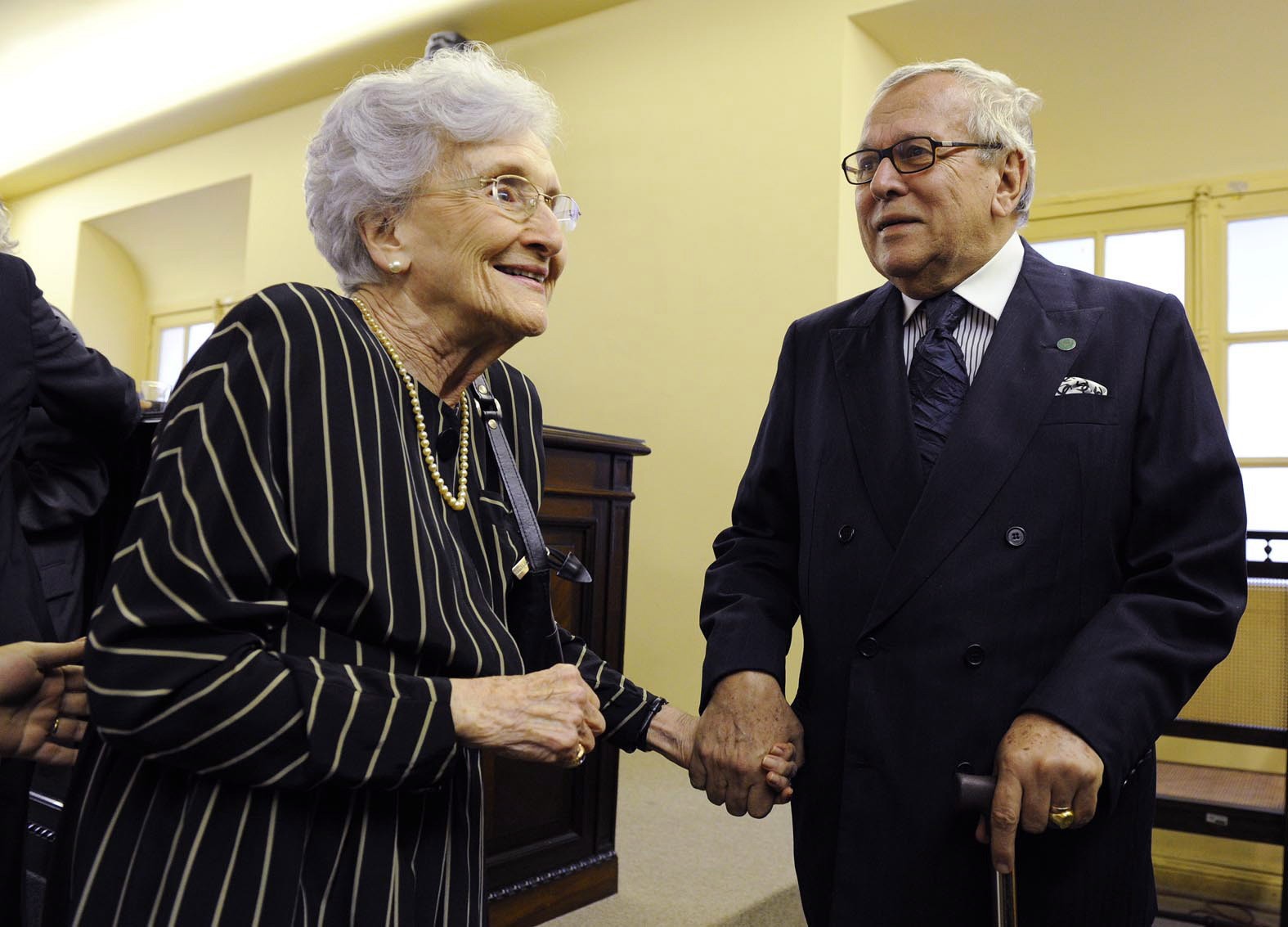 Cleonice Berardinelli, em 2011, e o então presidente da ABL, Marcos Vilaça.  — Foto: GUILHERME GONÇALVES