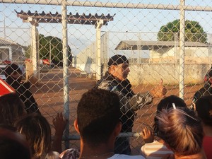 Confusão ocorreu neste domingo (16) durante o horário de visitas dos familiares dos presos (Foto: Valéria Oliveira/G1)