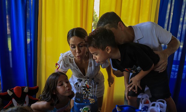Fernanda Pontes e Diogo Boni comemoram o aniversáiro dos filhos, Malu e Matheus (Foto: Divulgação)