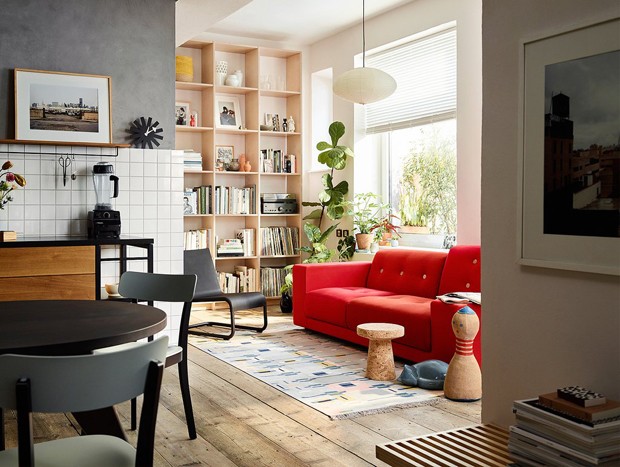 Décor do dia: sofá vermelho decora sala de estar integrada (Foto: Vitra/Divulgação)