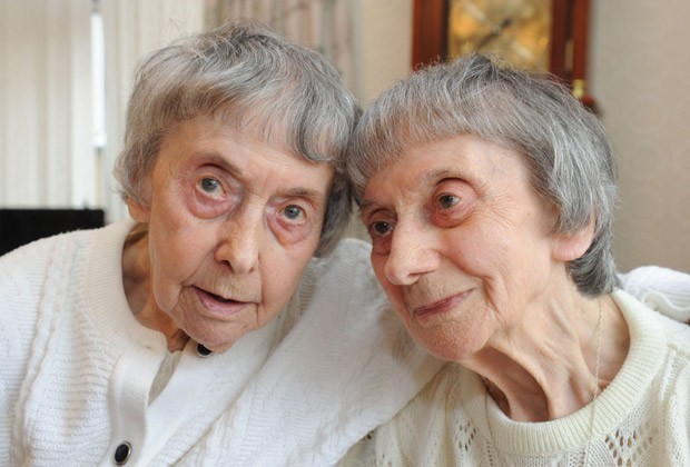As irmãs Joan e Jessie Baker dividem o mesmo apartamento desde os anos 70, quando deixaram a casa dos pais (Foto: Caters News/The Grosby Group)