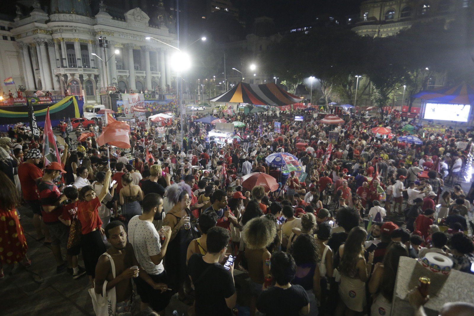 Apoiadores de Lula se concentram na Cinelândia, Centro do Rio — Foto: Domingos Peixoto/Agência O Globo