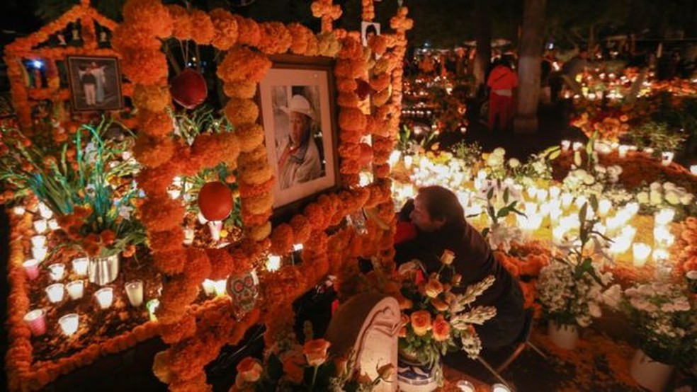 A tradição do Dia de Finados foi preservada ao longo do tempo no México — Foto: AFP/BBC