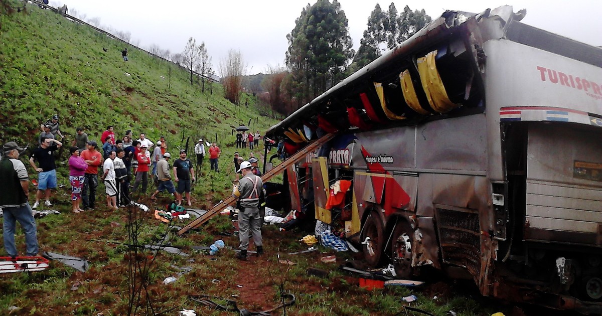 G1 - Ônibus que caiu em barranco no RS estava acima da velocidade permitida  - notícias em Rio Grande do Sul