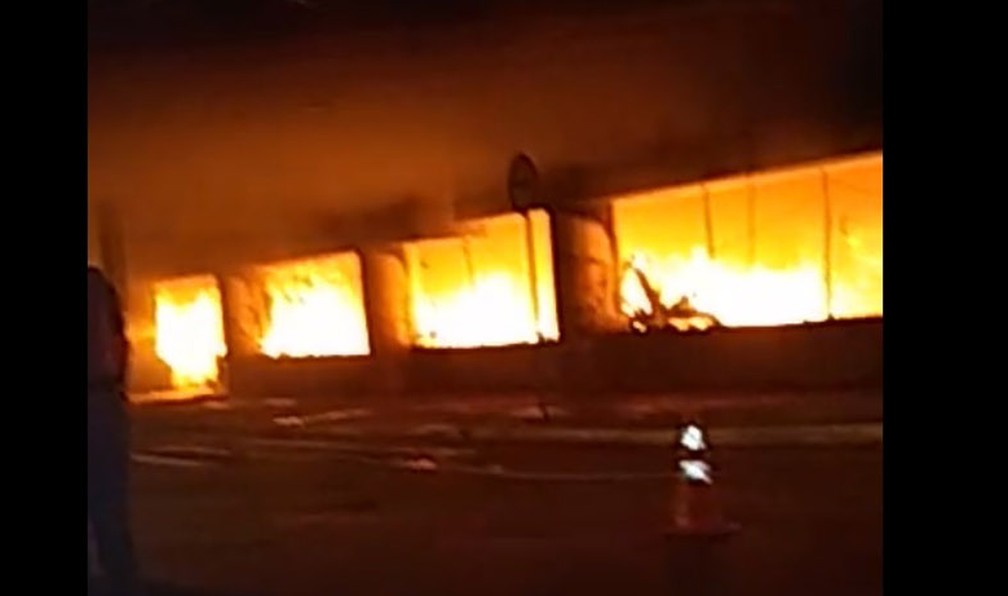 IncÃªndio atinge barracos sob Viaduto AlcÃ¢ntara Machado â Foto: Arquivo Pessoal