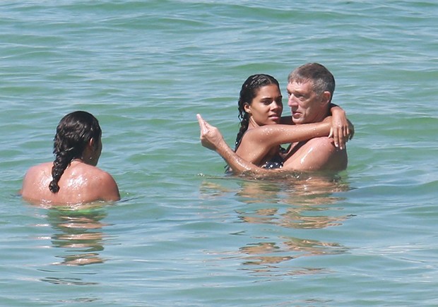 Vincent Cassel com a namorada, Tina Kunakey Di Vita, na Praia do Arpoador no Rio de Janeiro (Foto: AgNews)