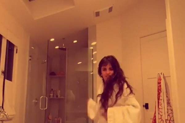 Camila Cabello canta 'HSM' no banheiro (Foto: Instagram)