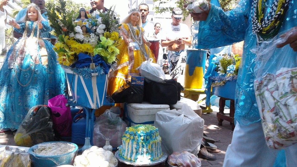 Oferendas são preparadas para colocar no mar da orla da Pajuçara, em Maceió (Foto: Roberta Batista/G1)