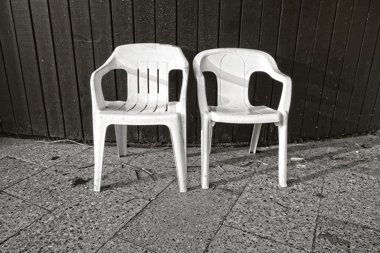 As cadeiras são dos itens usados em casa que mais são feitos com o plástico (Foto: Pixabay / Mabel Amber / CreativeCommons)