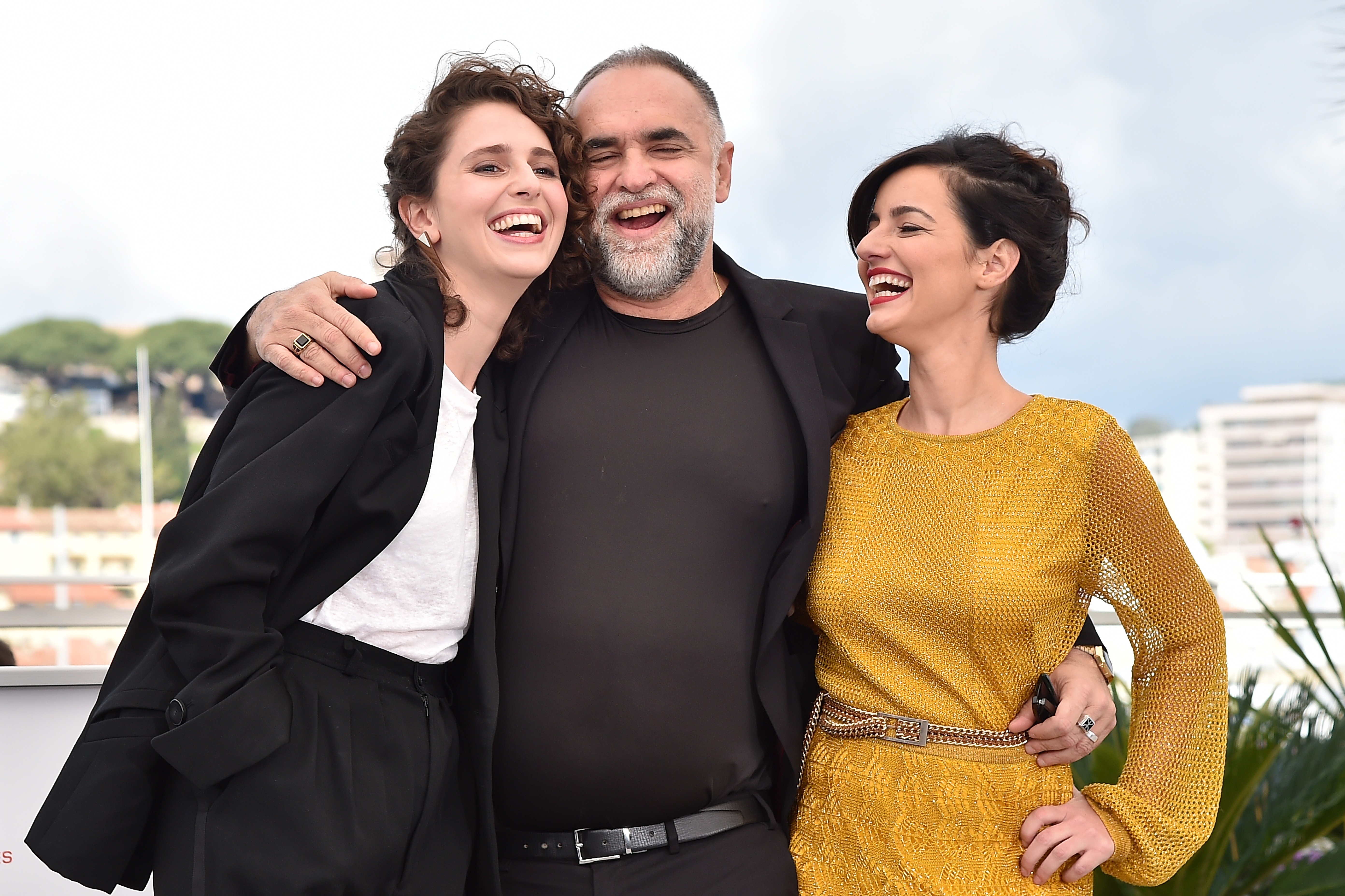 Carol Duarte se diverte com o diretor Karim Ainouz e a atriz Julia Stockler  (Foto: Dominique Charriau/WireImage)