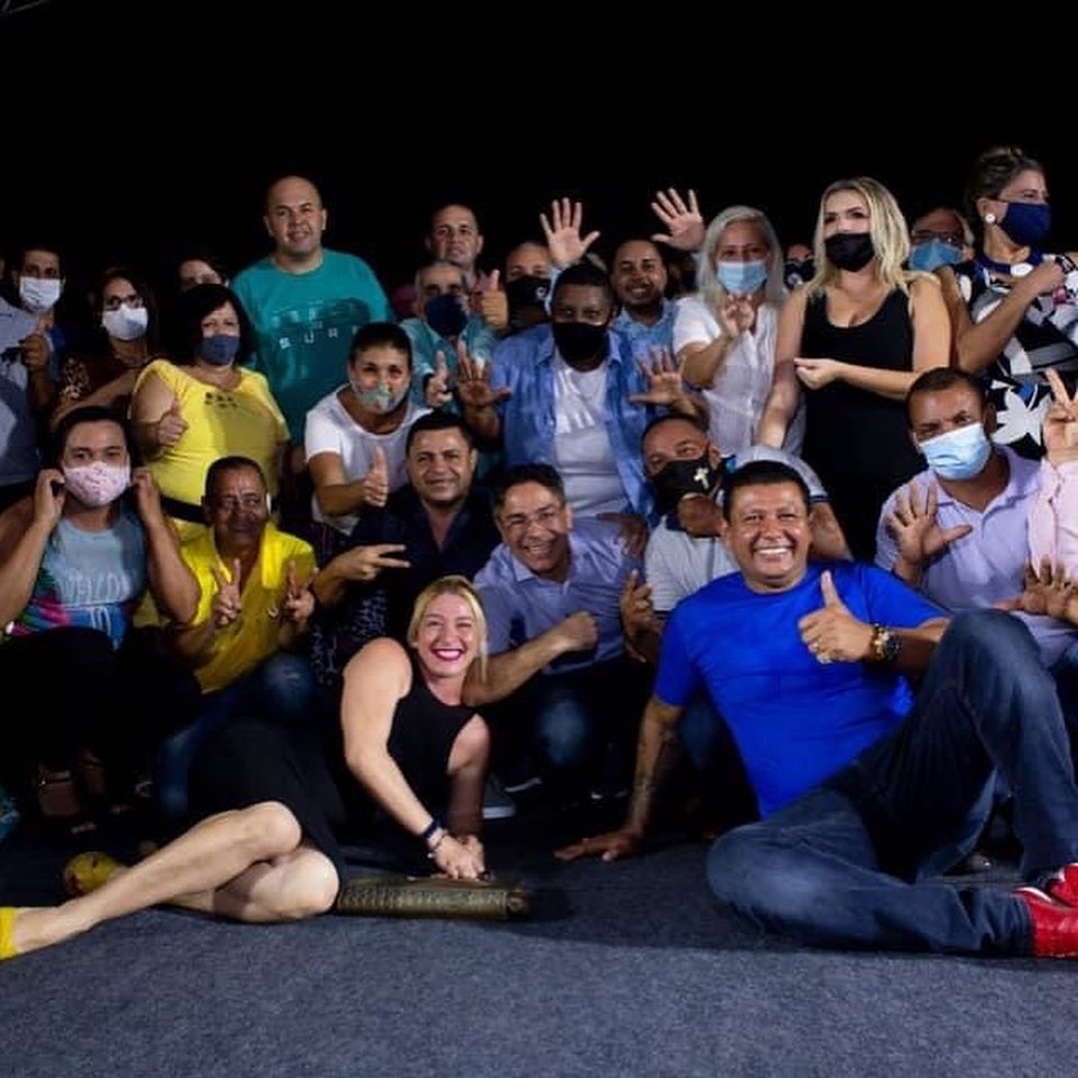 Prefeito e candidato à reeleição em Cubatão deixa de usar máscara durante comício — Foto: Reprodução
