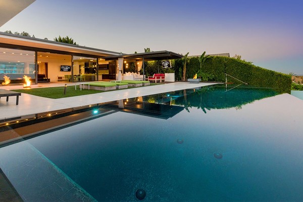 A mansão vendida pelo ator Matthew Perry por mais de 40 milhões de reais (Foto: Divulgação)