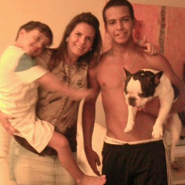 Andrea Baptista com os filhos João Bernardo (no colo) e Elias Júnior, que morreu em 2013 após um acidente (Foto: Reprodução/Instagram)