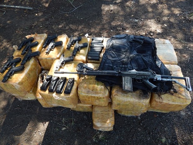 Droga, um fuzil, pistolas e carregadores foram apreendidos na ocorrência  (Foto: Polícia Rodoviária / Divulgação)