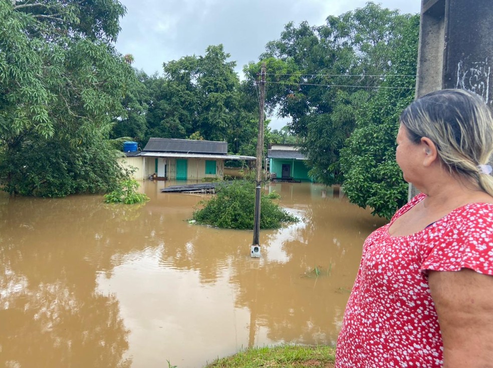 Moradora diz que perdeu tudo após igarapé transbordar e atingir casa em Rio Branco — Foto: Tálita Sabrina/Rede Amazônica