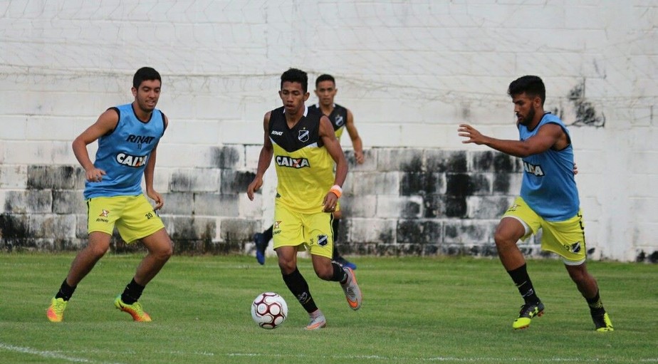 Em primeiro treino com bola da pré-temporada, ABC mantém base