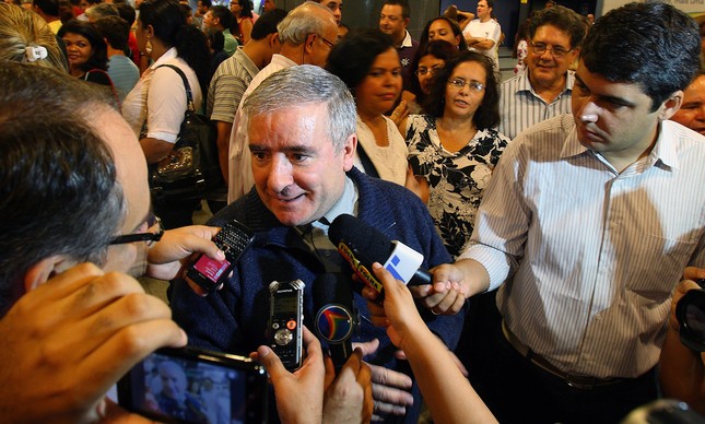 Padre Vito Miracapillo dá entrevista ao chegar em Recife para visita, em 2012
