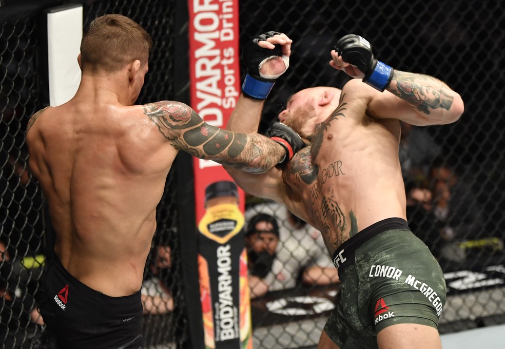 Dustin Poirier nocauteou Conor McGregor no segundo round no UFC 257 — Foto: Getty Images