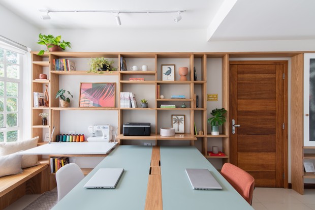 Décor do dia: escritório tem madeira, mesa em tom de verde e vista para a paisagem (Foto: Divulgação/Ana Helena Lima)