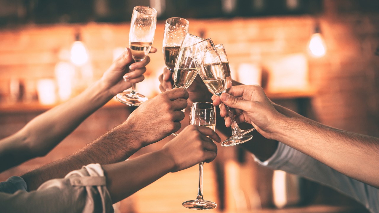 Para brindar e celebrar: garanta as bebidas das festas (Foto: g-stockstudio / iStock Getty Images)