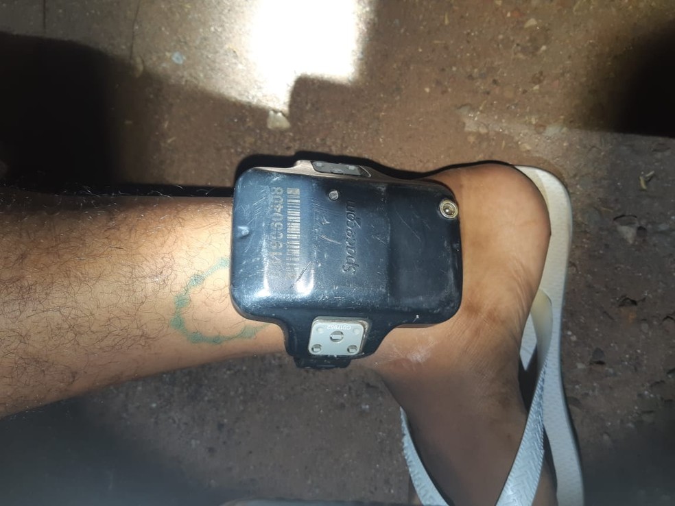 Um dos suspeitos que foram presos usava tornozeleira eletrônica — Foto: Polícia Militar/MT