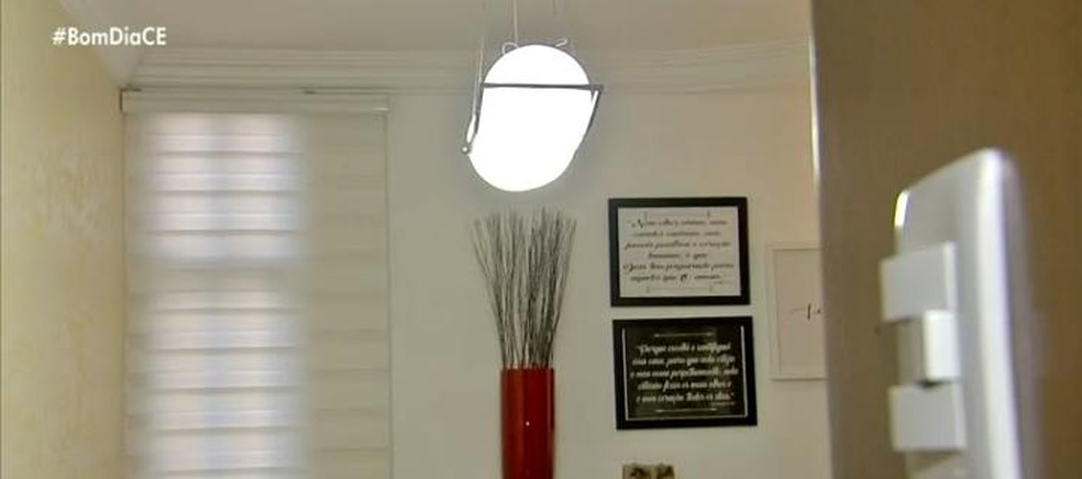 É preferível que as lâmpadas convencionais sejam trocadas pelas de LED e as luzes sejam apagadas sempre que deixar o cômodo. — Foto: Reprodução