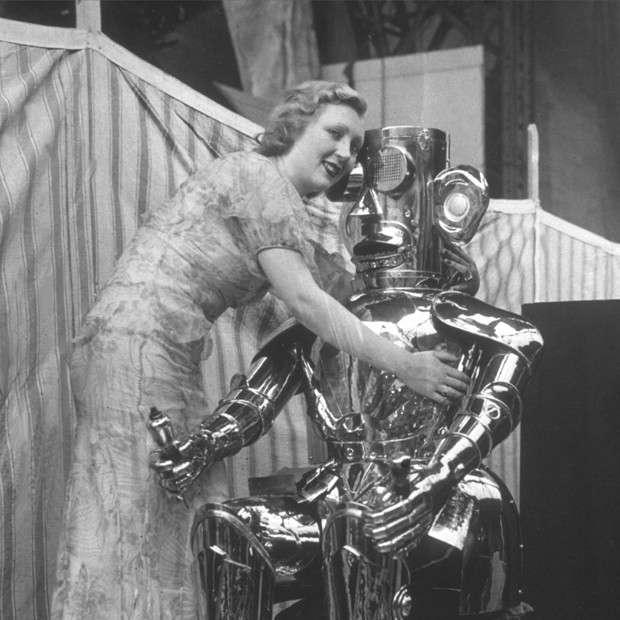 Amor com robôs é um dos temas do festival (Foto: Miller/Topical Press Agency/Getty Images)